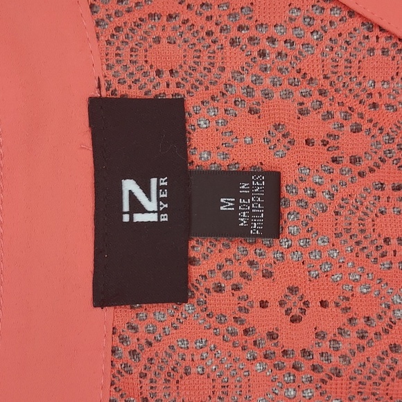 IZ Byer Coral Shirt Tail Hem 3/4 Button Up Sleeve Lace Back Shoulders Blouse M - Picture 10 of 12